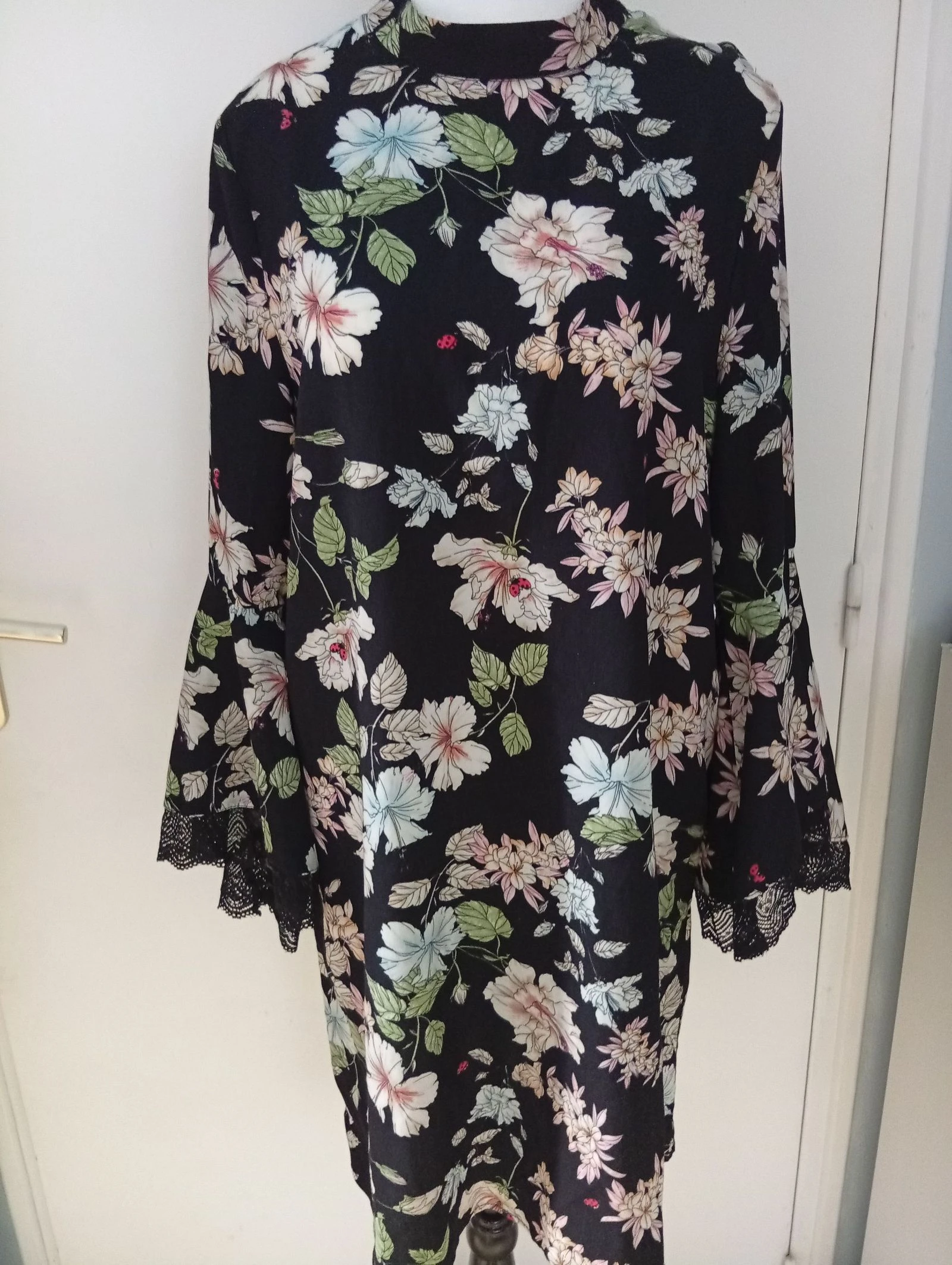 Robe fleurie coupe droite finition dentelle aux manches